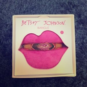 Betsey Johnson Kiss Bangle